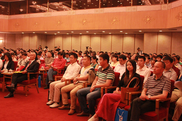 安邦集團(tuán)董事長李貽連應(yīng)邀出席電供暖專業(yè)委員會成立大會(圖2)