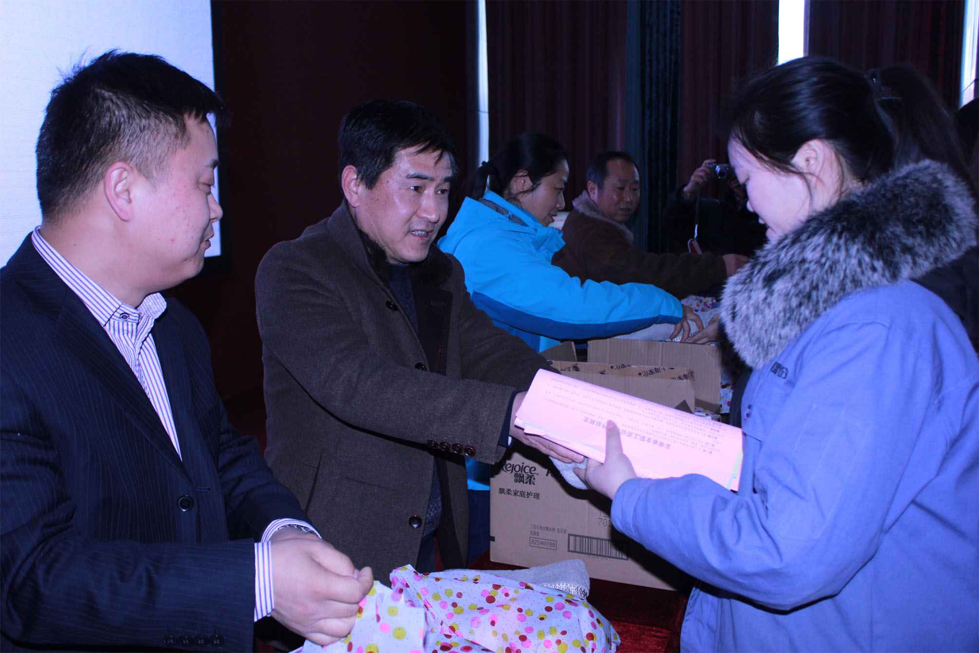 市總工會(huì)一行走訪慰問(wèn)我公司女職工(圖1) 工會(huì)主席發(fā)放慰問(wèn)品