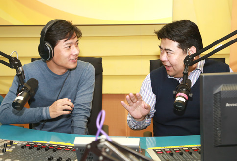 百度公司董事長兼CEO李彥宏做客《企業家說》,談當政協委員責任比壓力大(圖1) 百度公司董事長兼CEO李彥宏做客《企業家說》,談當政協委員責任比壓力大(圖1)