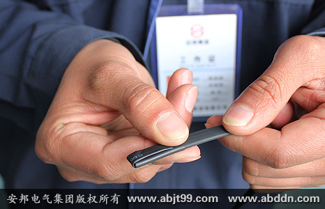 安邦太陽(yáng)能電伴熱帶安裝操作(安裝示意圖)(圖9) 未套入的部分熱縮管折疊后