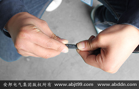 安邦太陽(yáng)能電伴熱帶安裝操作(安裝示意圖)(圖6) 將熱縮管套入電熱帶末端3厘米