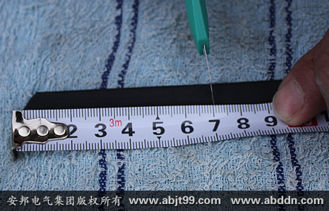 安邦太陽(yáng)能電伴熱帶安裝操作(安裝示意圖)(圖17) 用電纜刀輕輕將電熱帶絕緣層7厘米處劃痕