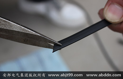 安邦太陽(yáng)能電伴熱帶安裝操作(安裝示意圖)(圖20) 再沿首端斜角剪切45度斜角