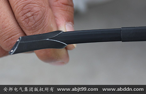 安邦太陽(yáng)能電伴熱帶安裝操作(安裝示意圖)(圖19) 剝?nèi)濋_(kāi)的太陽(yáng)能電熱帶外護(hù)套層