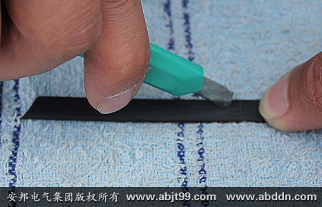 安邦太陽(yáng)能電伴熱帶安裝操作(安裝示意圖)(圖18) 沿直線劃開(kāi)電伴熱帶防護(hù)層