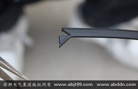 安邦太陽(yáng)能電伴熱帶安裝操作(安裝示意圖)(圖21) 請(qǐng)勿剪切到金屬導(dǎo)線