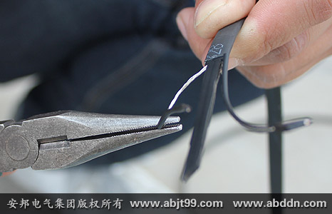 安邦太陽(yáng)能電伴熱帶安裝操作(安裝示意圖)(圖23) 剝?nèi)グ诮饘賹?dǎo)線上的PTC導(dǎo)電塑料