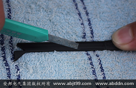 安邦太陽(yáng)能電伴熱帶安裝操作(安裝示意圖)(圖22) 沿2條金屬導(dǎo)線內(nèi)側(cè)劃開(kāi)