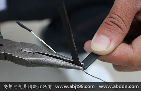 安邦太陽(yáng)能電伴熱帶安裝操作(安裝示意圖)(圖25) 用尖嘴鉗剪去多余PTC導(dǎo)電塑料