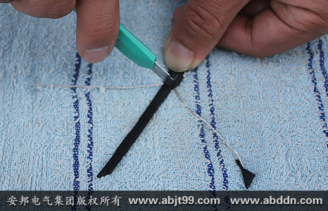 安邦太陽(yáng)能電伴熱帶安裝操作(安裝示意圖)(圖24) 將中間多余的PTC導(dǎo)電塑料切除