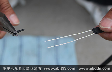 安邦太陽(yáng)能電伴熱帶安裝操作(安裝示意圖)(圖28) 太陽(yáng)能電伴熱帶首端已剝開(kāi)