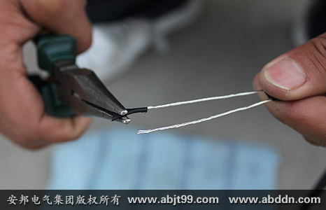 安邦太陽(yáng)能電伴熱帶安裝操作(安裝示意圖)(圖27) 清理剝開(kāi)的金屬導(dǎo)線