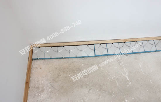 開始鋪設電地暖模塊，根據現場情況鋪設好轉向模塊